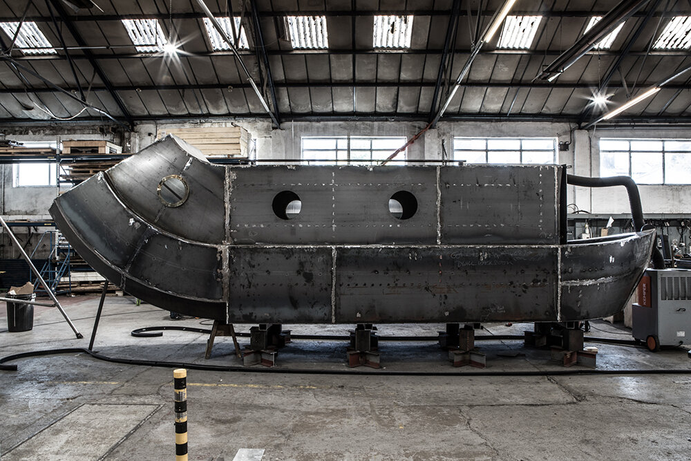 Entrevista: Alex Chinneck lleva un barco de acero gigante en forma de anillo al histórico canal de Sheffield