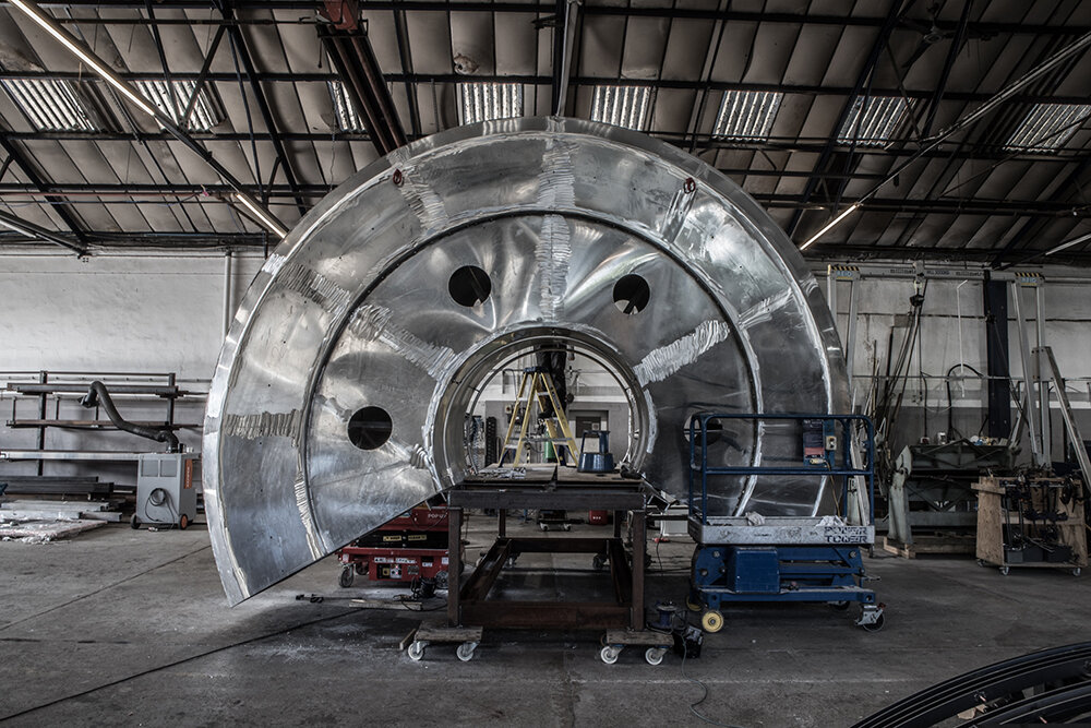 Entrevista: Alex Chinneck lleva un barco de acero gigante en forma de anillo al histórico canal de Sheffield