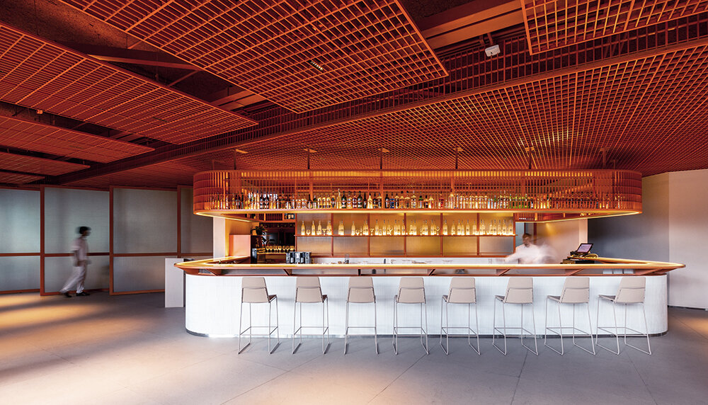 El vibrante techo de rejilla metálica de bloco arquitetos eleva el hotel almenate hilton de brasil