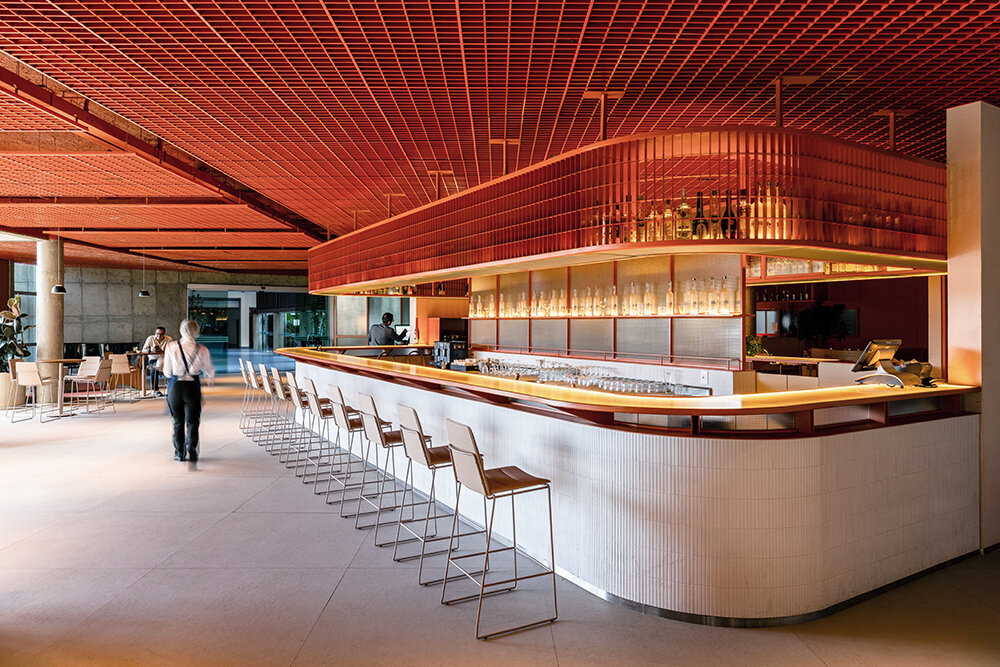 El vibrante techo de rejilla metálica de bloco arquitetos eleva el hotel almenate hilton de brasil