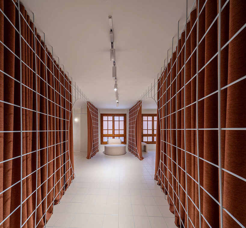 El desfile de moda nupcial se une a los probadores flexibles en la tienda española de terracota L'AURA ORTÍN