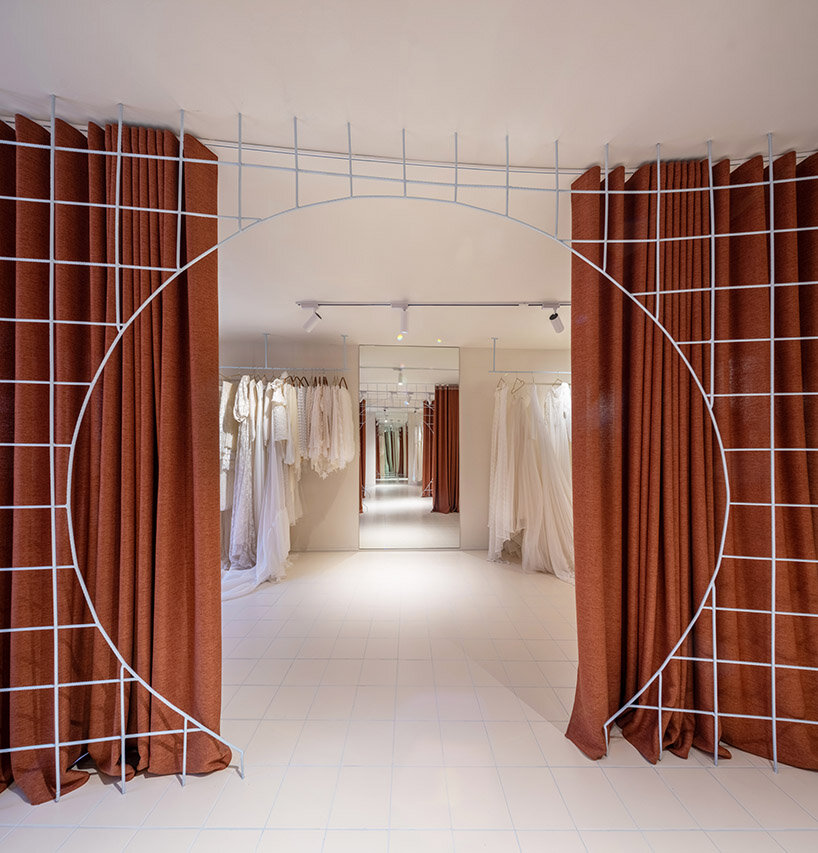 El desfile de moda nupcial se une a los probadores flexibles en la tienda española de terracota L'AURA ORTÍN