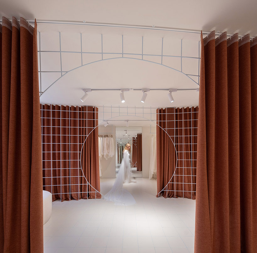El desfile de moda nupcial se une a los probadores flexibles en la tienda española de terracota L'AURA ORTÍN