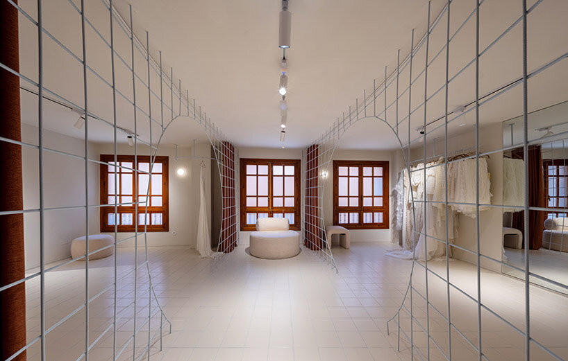 El desfile de moda nupcial se une a los probadores flexibles en la tienda española de terracota L'AURA ORTÍN