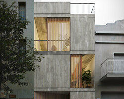 albert brito arquitectura's catalan 'casa 1404' glows through timber screens