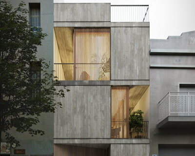 albert brito arquitectura's catalan 'casa 1404' glows through timber screens