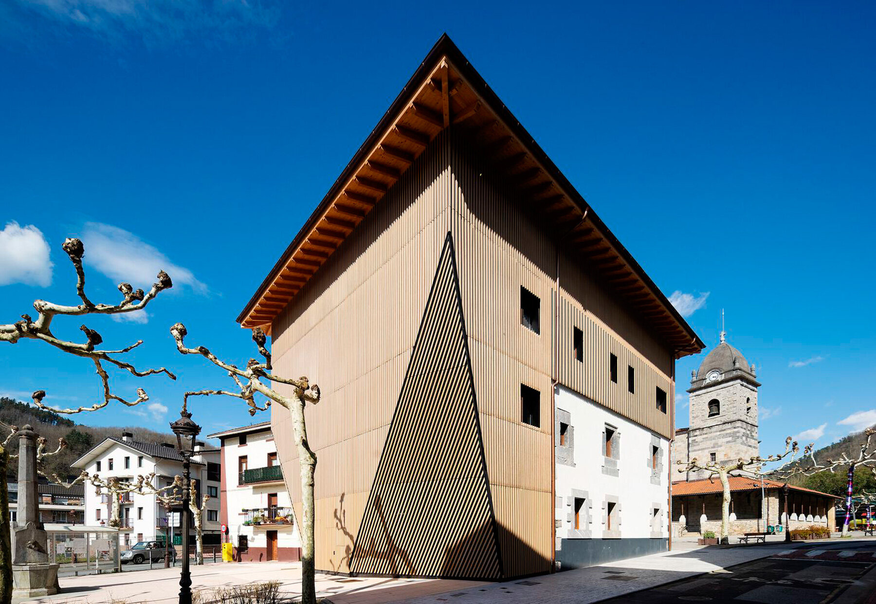 extension-irura-town-hall-gipuzkoa-barru-arkitektura-designboom-1800-1