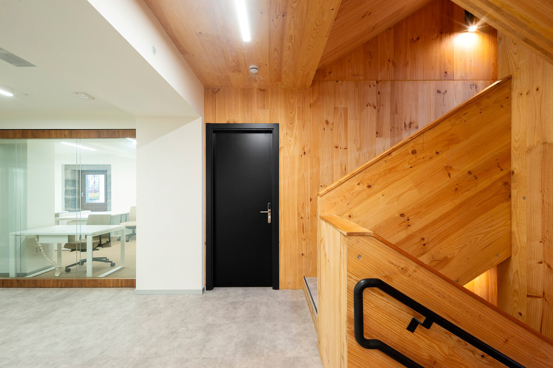 extension-irura-town-hall-gipuzkoa-barru-arkitektura-designboom-1800-3