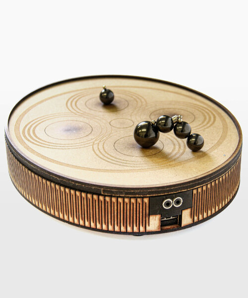 musical instrument ‘stacco’ produces chimes and sounds by moving magnetic marbles on it