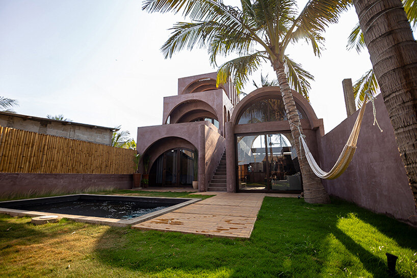 Las palmeras forman parte de la fachada arqueada de la ciudad surfera guatemalteca Casa Onda