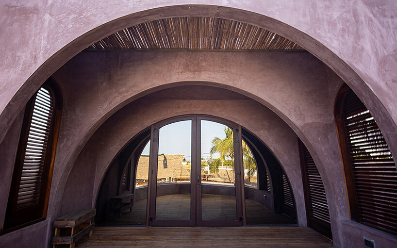 Las palmeras forman parte de la fachada arqueada de la ciudad surfera guatemalteca Casa Onda