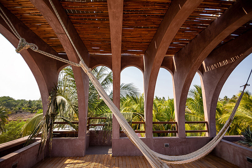 Las palmeras forman parte de la fachada arqueada de la ciudad surfera guatemalteca Casa Onda