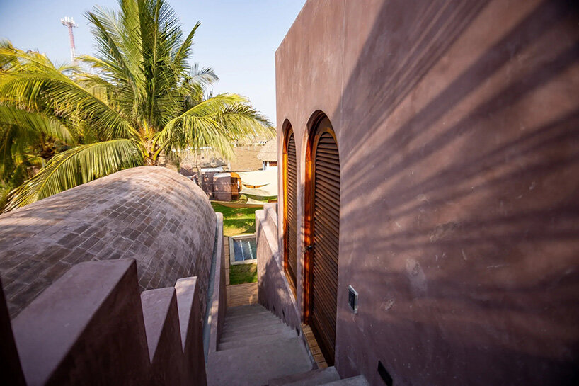 Las palmeras forman parte de la fachada arqueada de la ciudad surfera guatemalteca Casa Onda