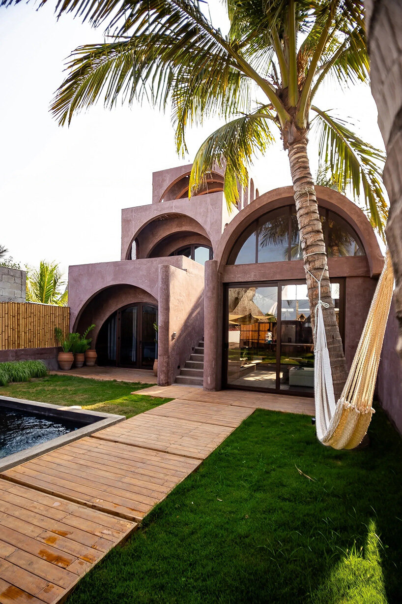 Las palmeras forman parte de la fachada arqueada de la ciudad surfera guatemalteca Casa Onda