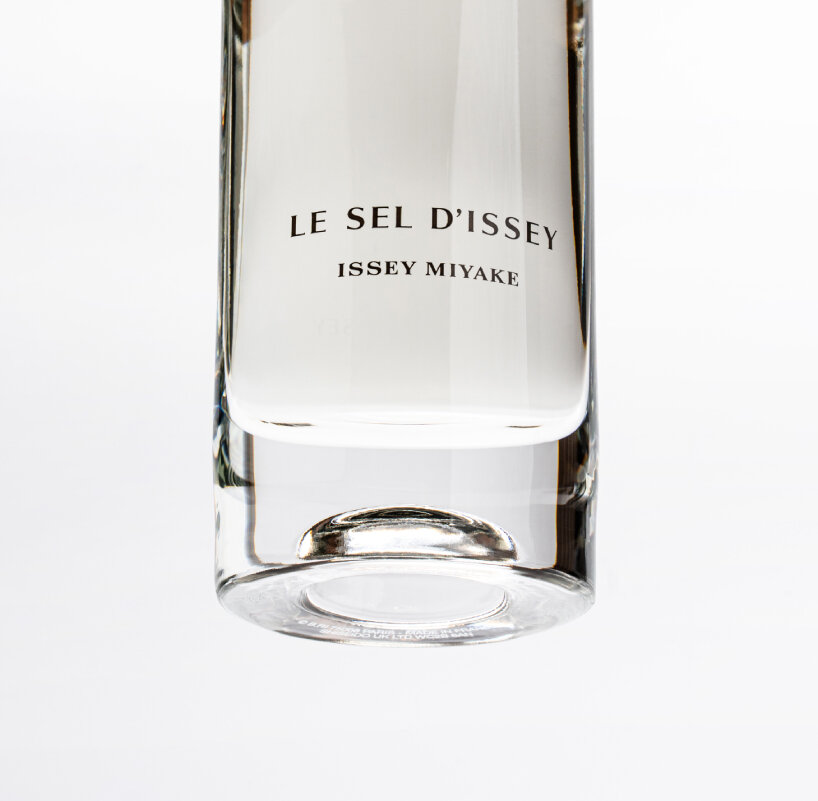 La forma de la botella cambió cuando Tokuhito Yoshioka imaginó la forma siempre cambiante del proyecto.