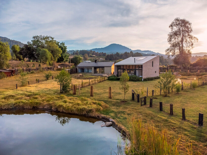 estudio atemporal crea una pequeña casa geométrica de ladrillo en un paisaje rural mexicano