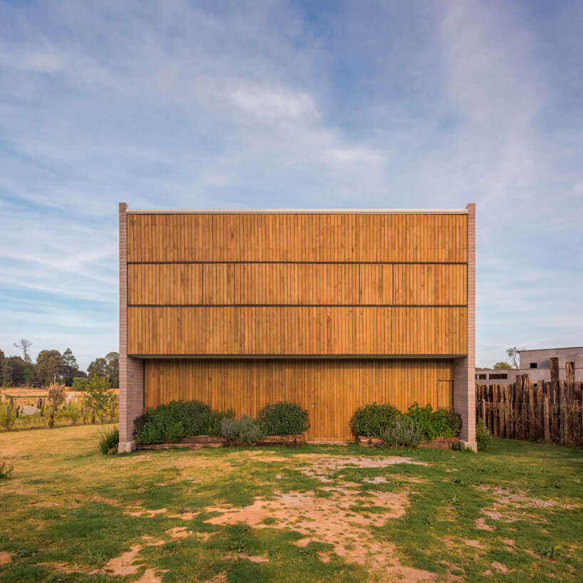 Una pequeña casa geométrica de ladrillos de Estudio Atemporal Crafts en un paisaje rural de México