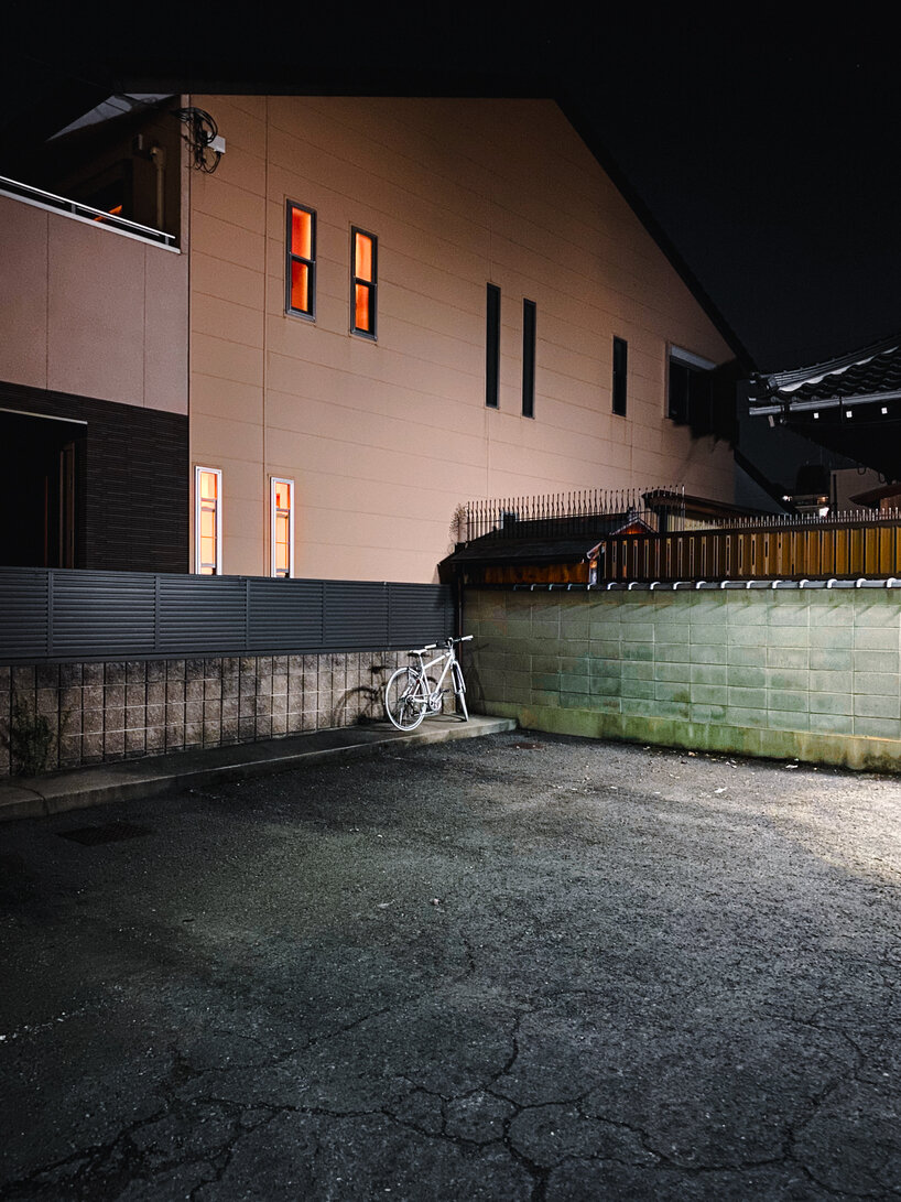 Aurélien Aumond capture la lueur sereine des bâtiments de Tokyo après la tombée de la nuit à travers l'objectif de son iPhone