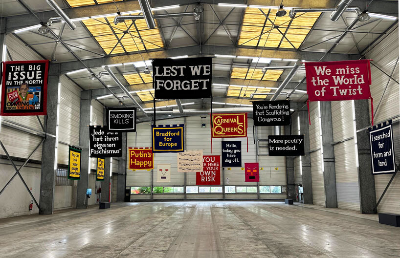 karya berskala besar oleh Jeremy Deller, Oliver Beer, dan banyak lagi, dipamerkan di Biennale de Lyon