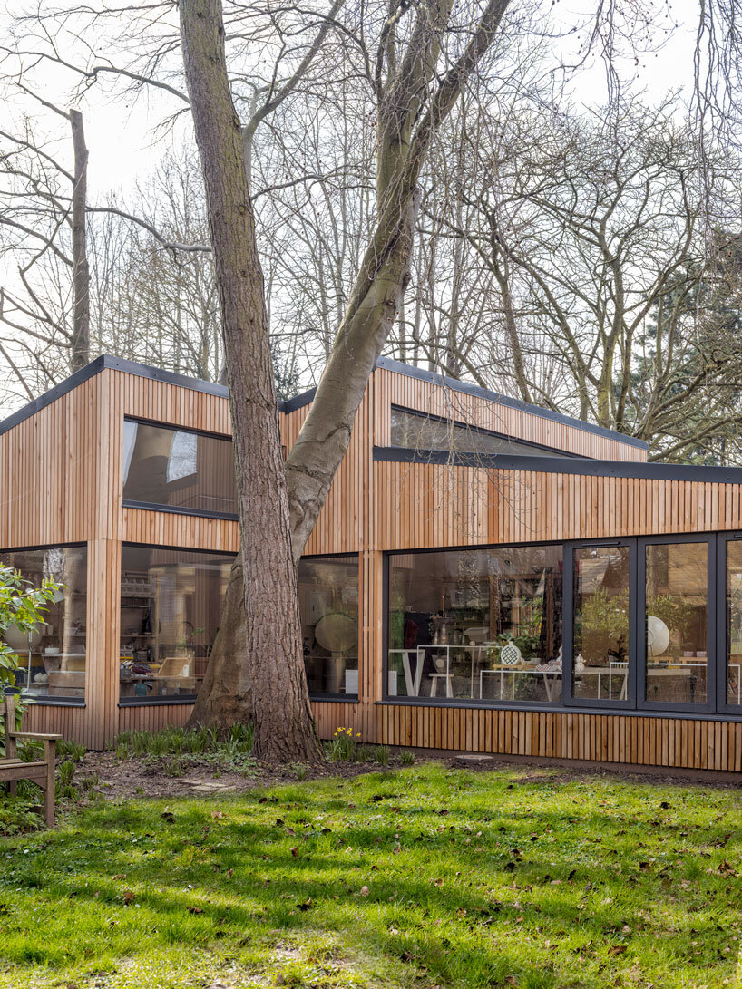 L'atelier en bois d'un céramiste agrandit une maison construite dans les années 80 au Royaume-Uni