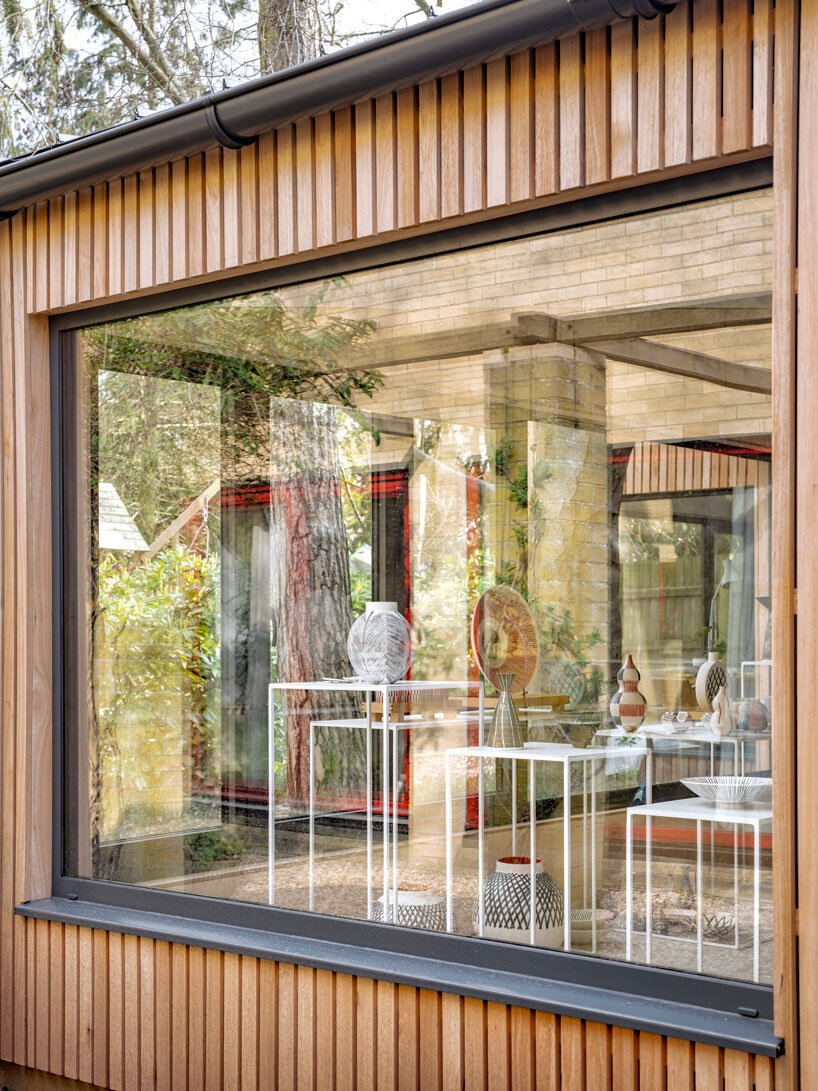 L'atelier en bois d'un céramiste agrandit une maison construite dans les années 80 au Royaume-Uni