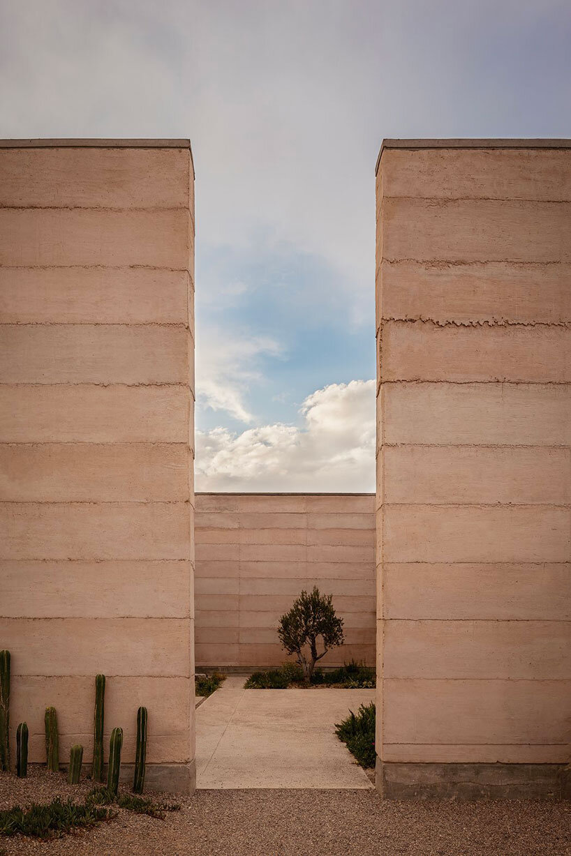 La bodega de COA Arquitectura en México combina tierra apisonada y chapa