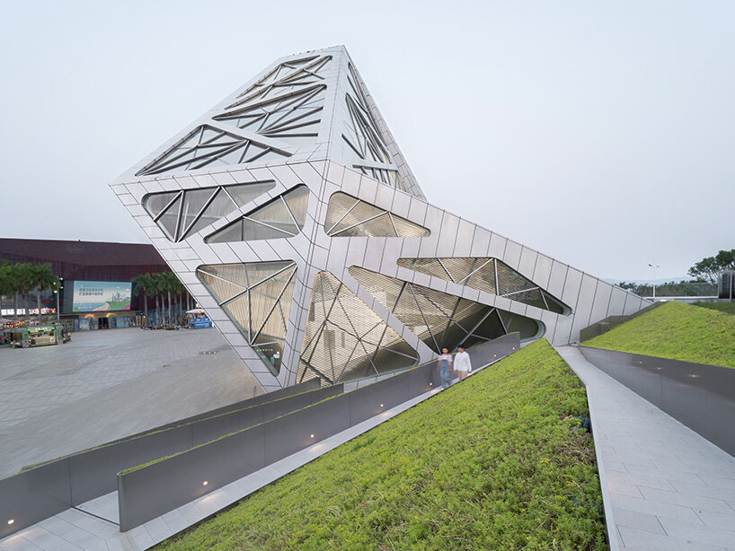 Cortinas de vidrio multifacéticas permiten que la luz del sol llene la tienda insignia de DJI Origami en Shenzhen