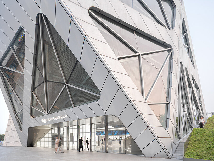 Cortinas de vidrio multifacéticas permiten que la luz del sol llene la tienda insignia de DJI Origami en Shenzhen