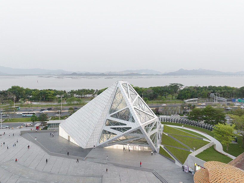 Cortinas de vidrio multifacéticas permiten que la luz del sol llene la tienda insignia de DJI Origami en Shenzhen
