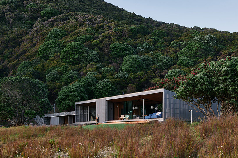 herbst architects' omata beach house glows through timber screen