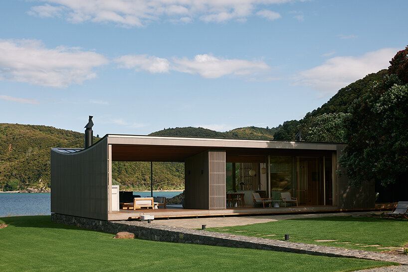 herbst architects' omata beach house glows through timber screen