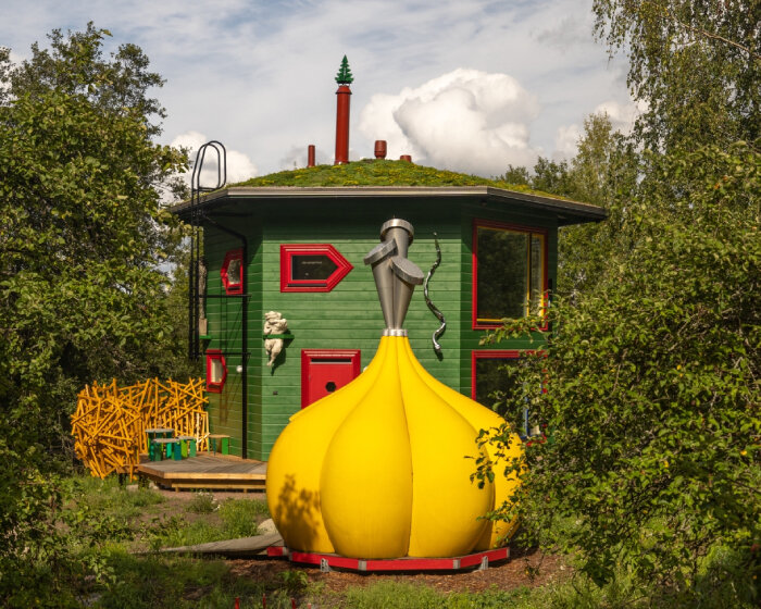 a garlic-shaped sauna and life on a leaf: inside jan-erik andersson's liveable artworks in turku