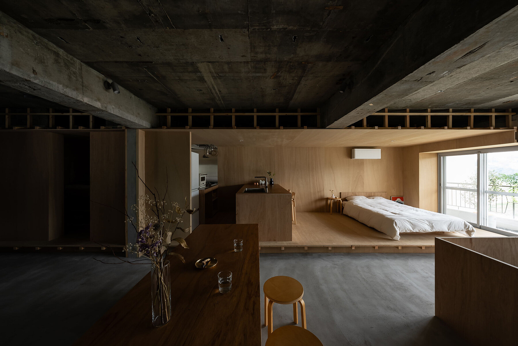 light-shadow-contrast-japanese-apartment-complex-masato-takahashi-architects-designboom-1800-01