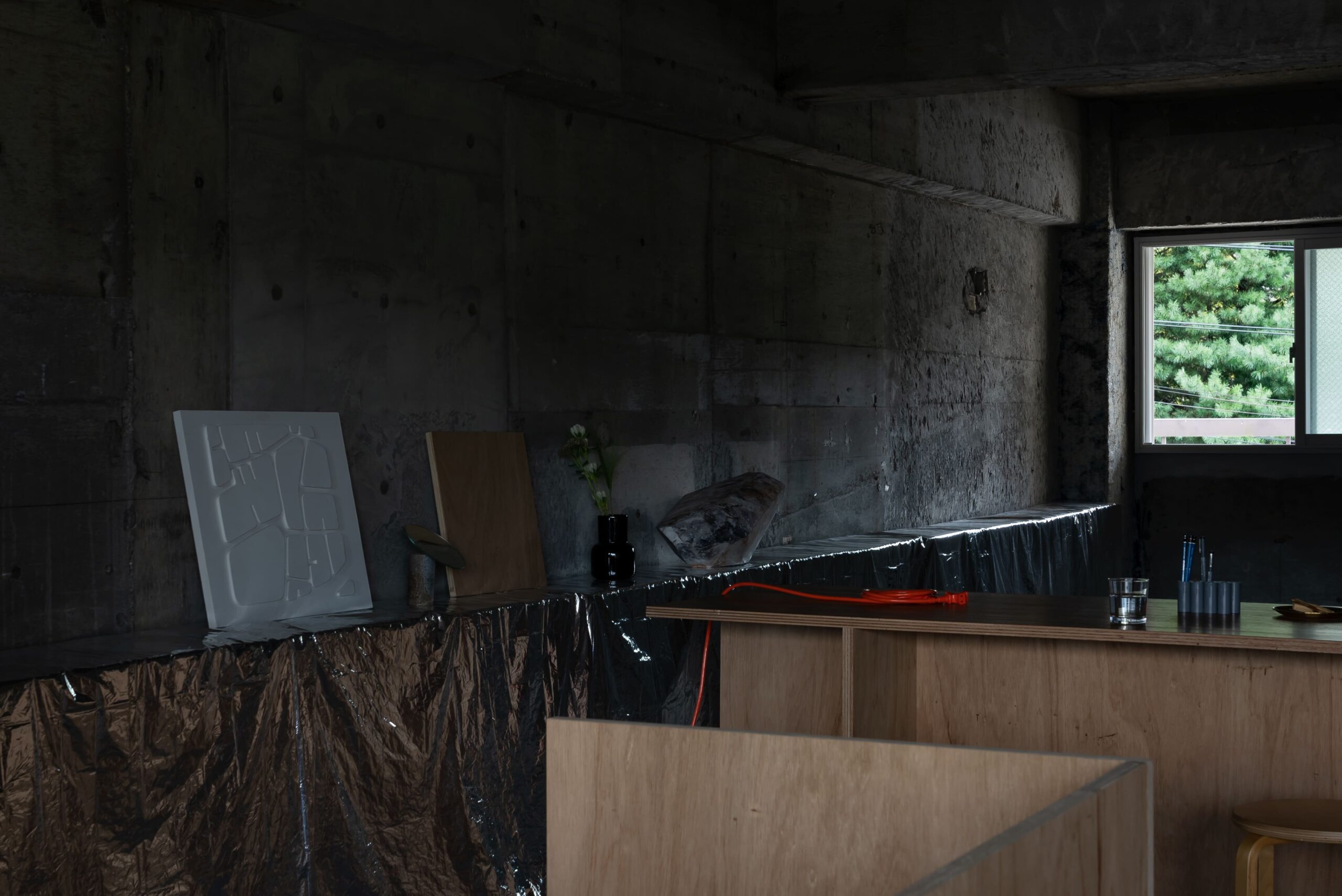 Un juego de luces y sombras abruma el apartamento japonés de Masato Takahashi Architects