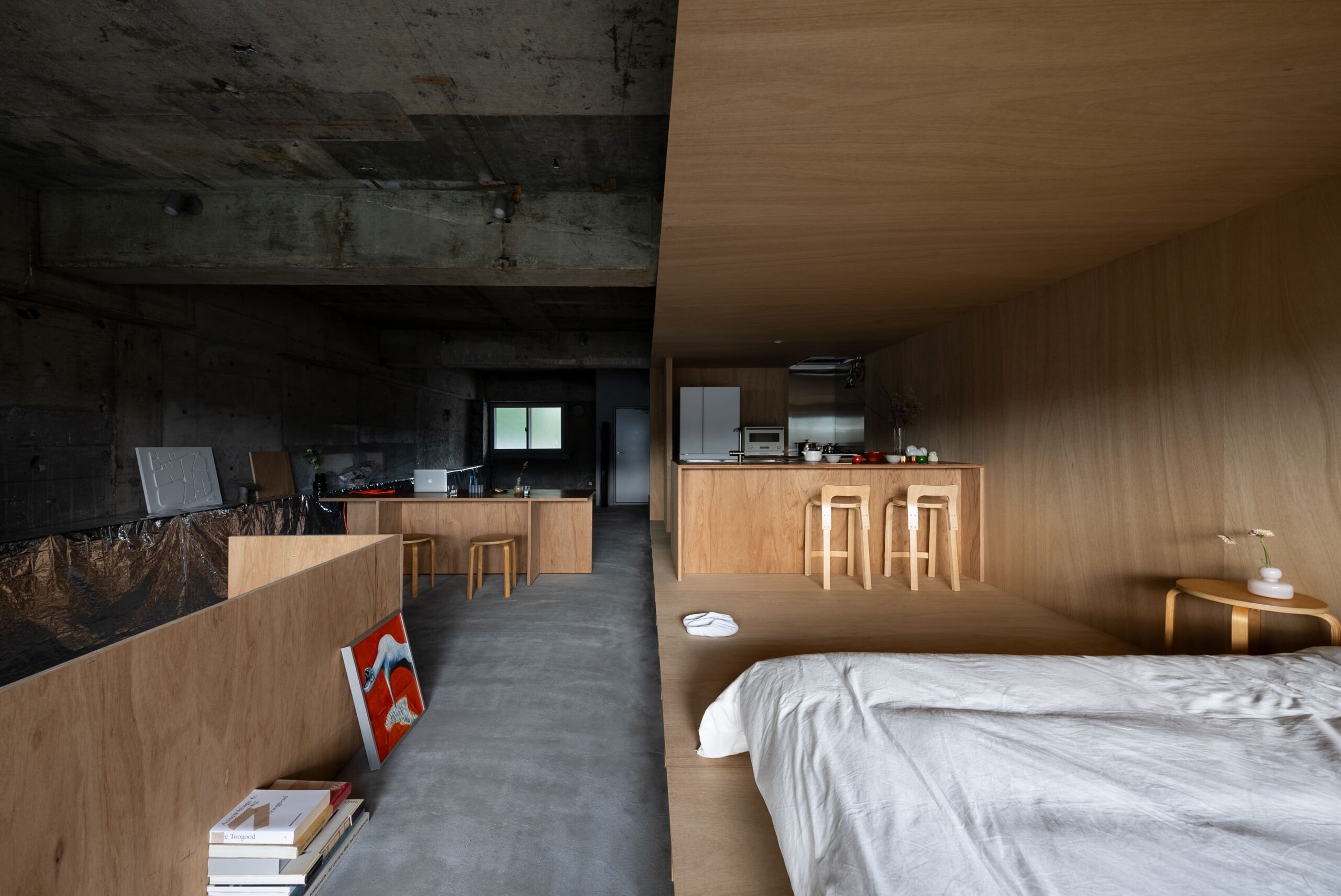 Un juego de luces y sombras abruma el apartamento japonés de Masato Takahashi Architects