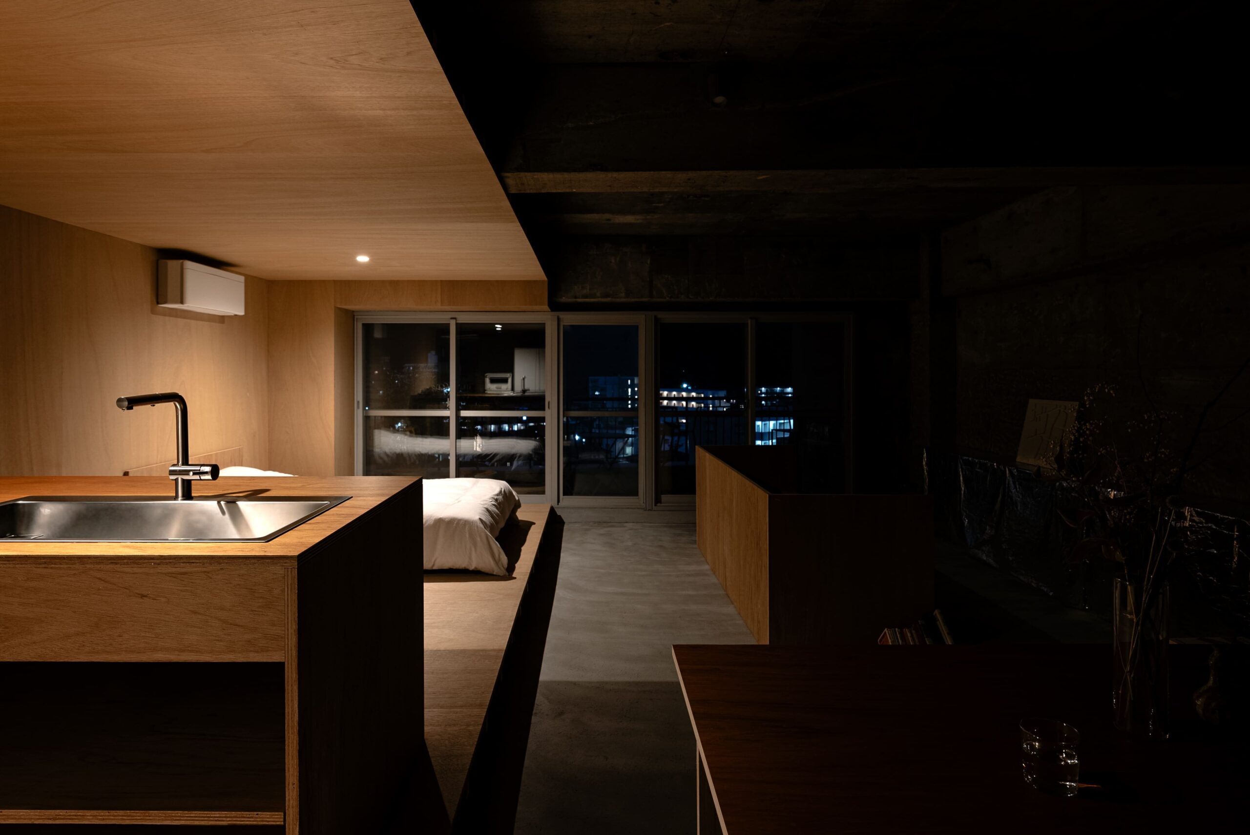 Un juego de luces y sombras abruma el apartamento japonés de Masato Takahashi Architects