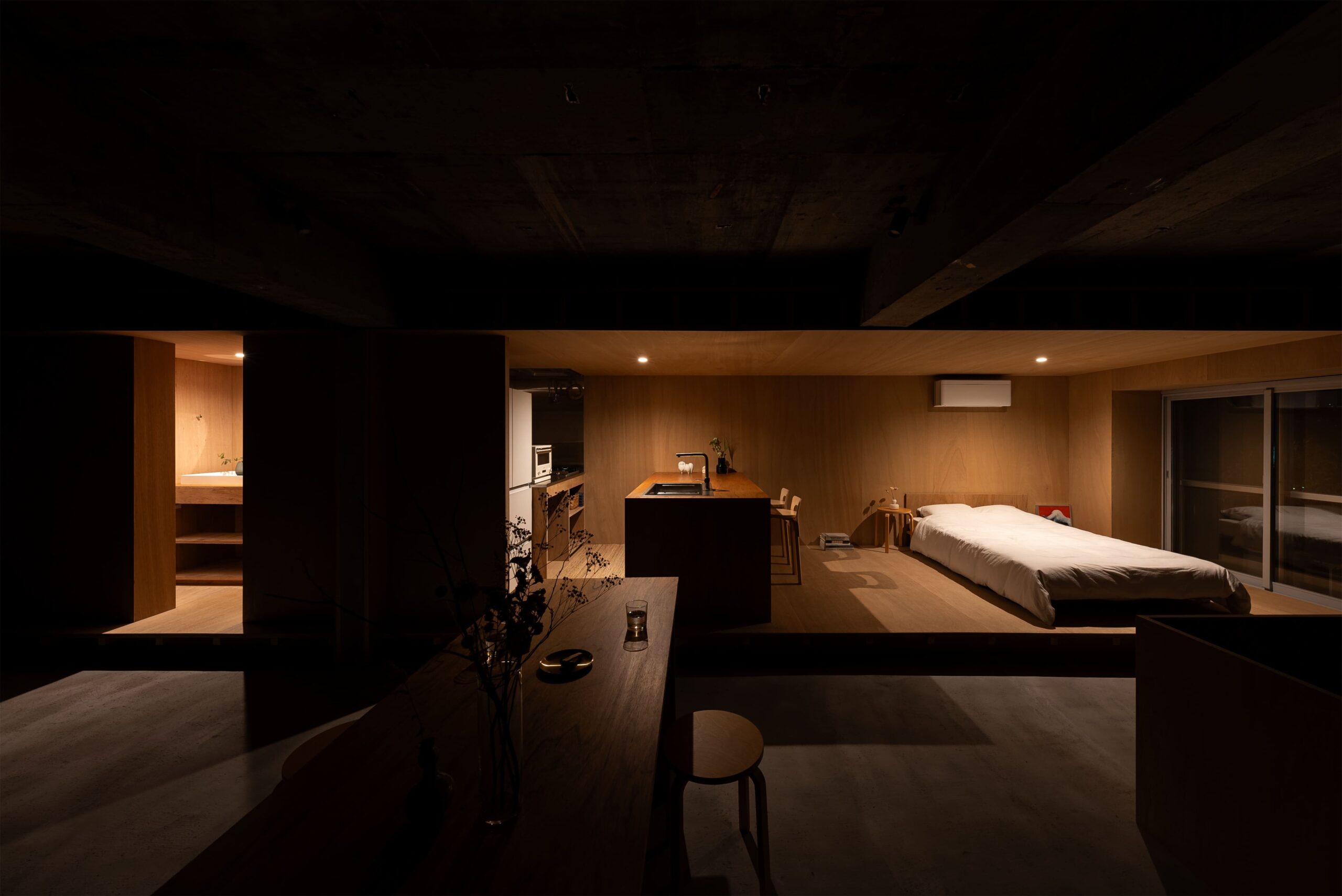 Un juego de luces y sombras abruma el apartamento japonés de Masato Takahashi Architects