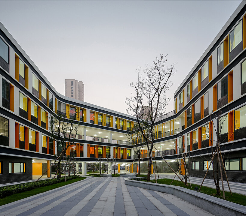 Fasad GLA Design yang terbuka dan penuh warna menghidupkan gedung-gedung sekolah di Hangzhou