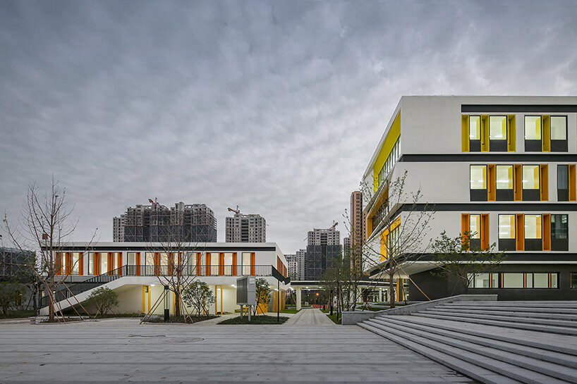 Fasad GLA Design yang terbuka dan penuh warna menghidupkan gedung-gedung sekolah di Hangzhou