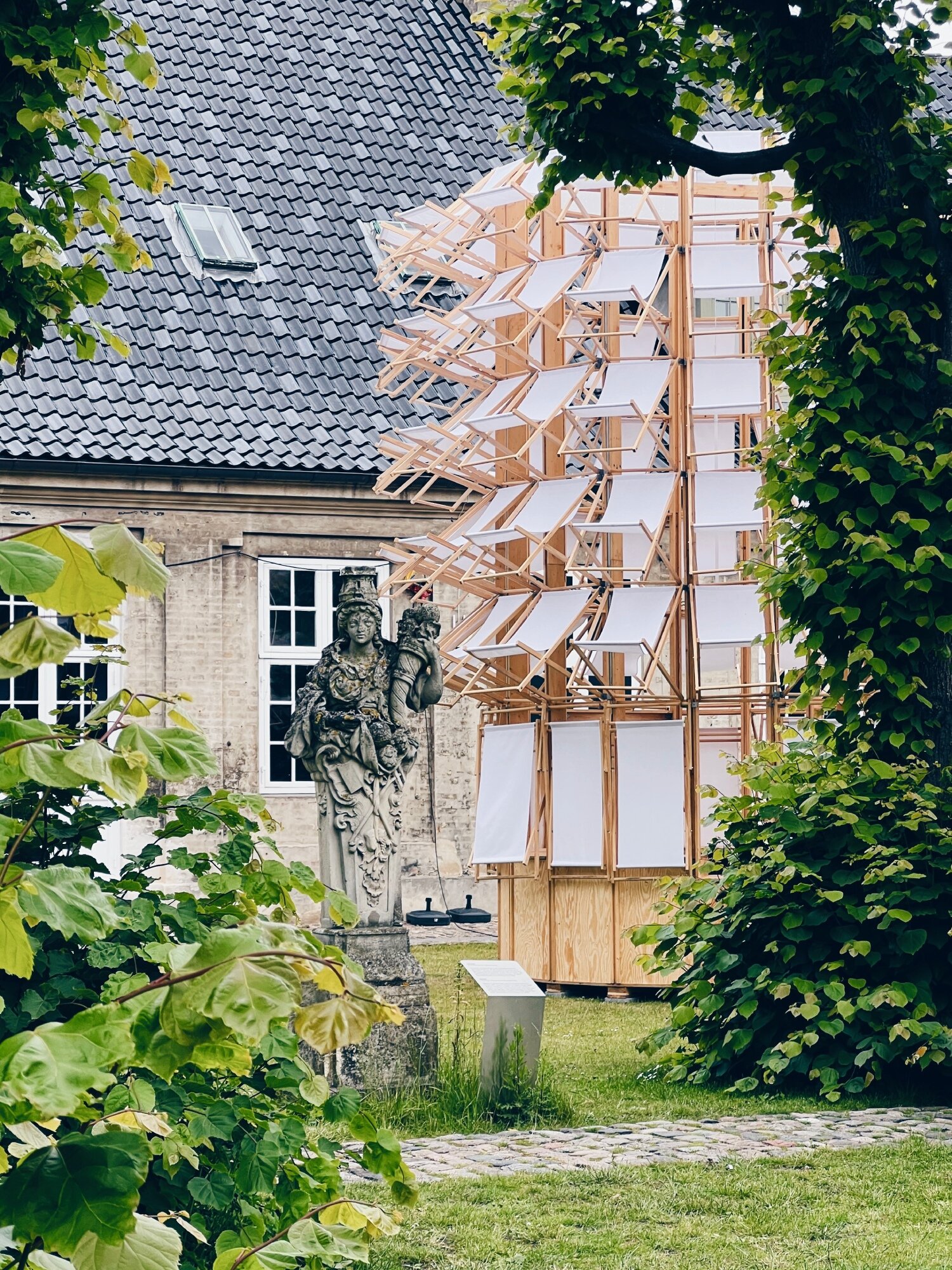 El pabellón de madera de Lasovsky Johansson “florece” en Copenhague