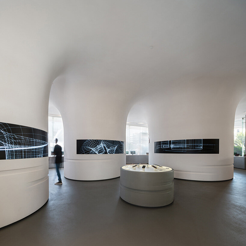 Los canales en espiral definen la forma cilíndrica del fluido interior de la tienda insignia de Digikala.