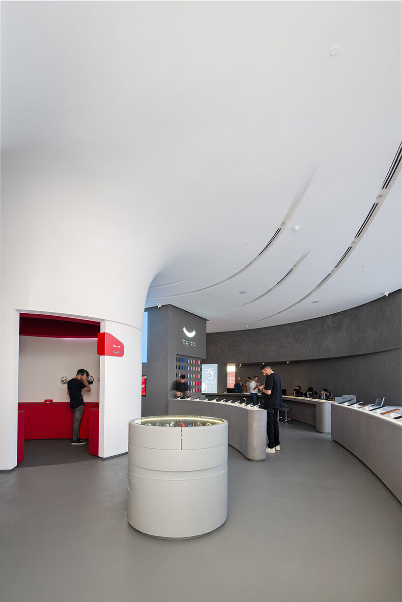 Los canales en espiral definen la forma cilíndrica del fluido interior de la tienda insignia de Digikala.