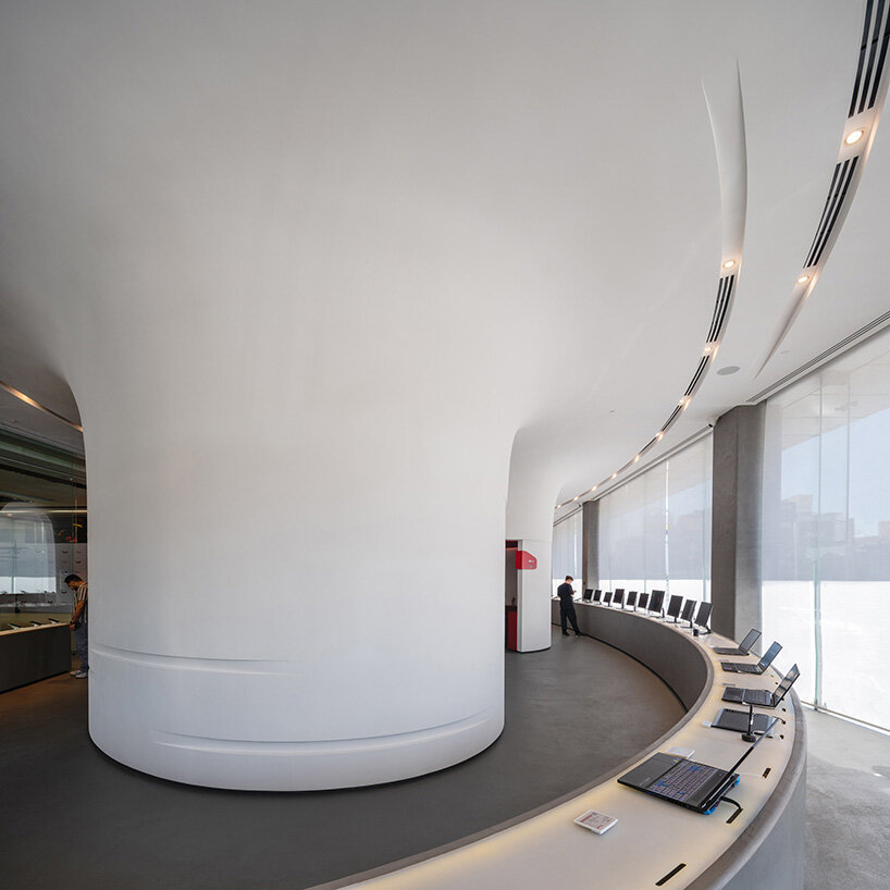 Los canales en espiral definen la forma cilíndrica del fluido interior de la tienda insignia de Digikala.