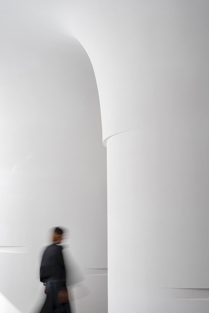 Los canales en espiral definen la forma cilíndrica del fluido interior de la tienda insignia de Digikala.