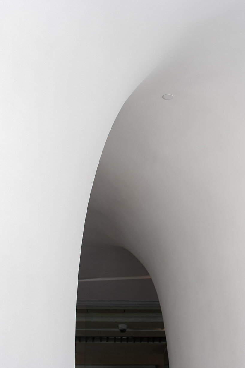 Los canales en espiral definen la forma cilíndrica del fluido interior de la tienda insignia de Digikala.