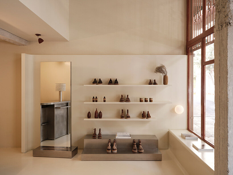 Los cálidos tonos tierra llenan la tienda insignia de esiot Atenas, haciéndose eco de la artesanía