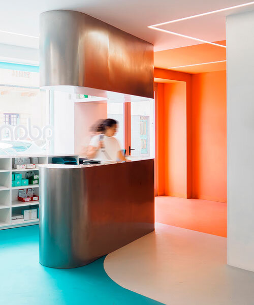 curved stainless steel counter in adana dental clinic reflects bold colors and shapes