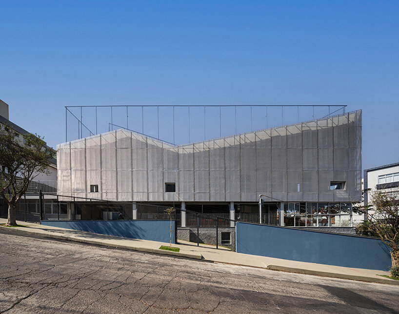 Un esterno in alluminio protegge i diplomati della scuola dal sole brasiliano