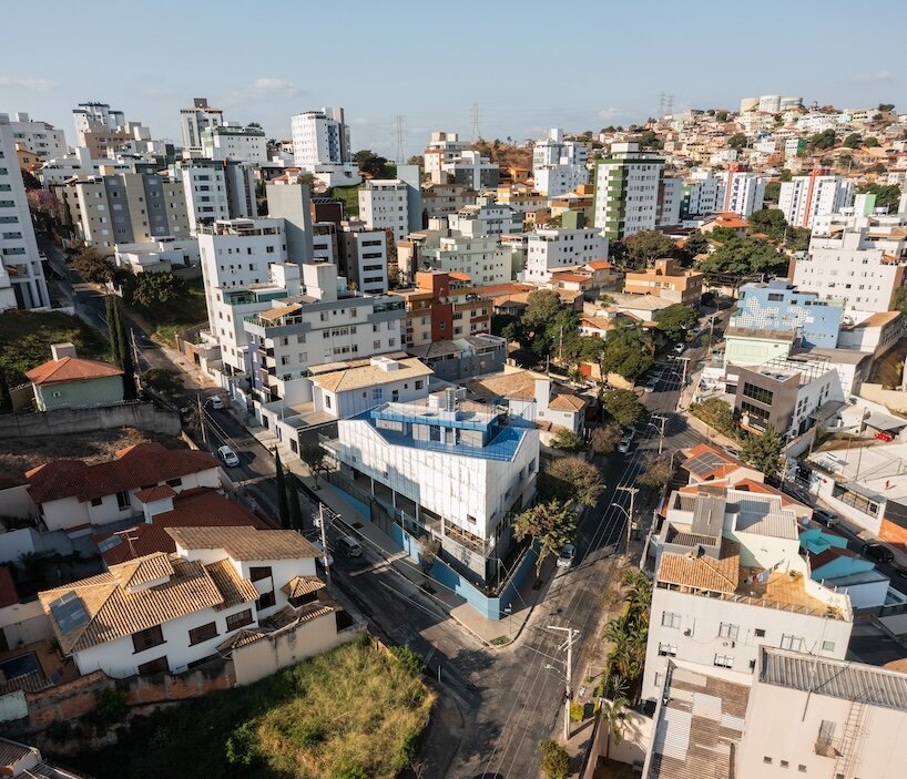 Un esterno in alluminio protegge i diplomati della scuola dal sole brasiliano