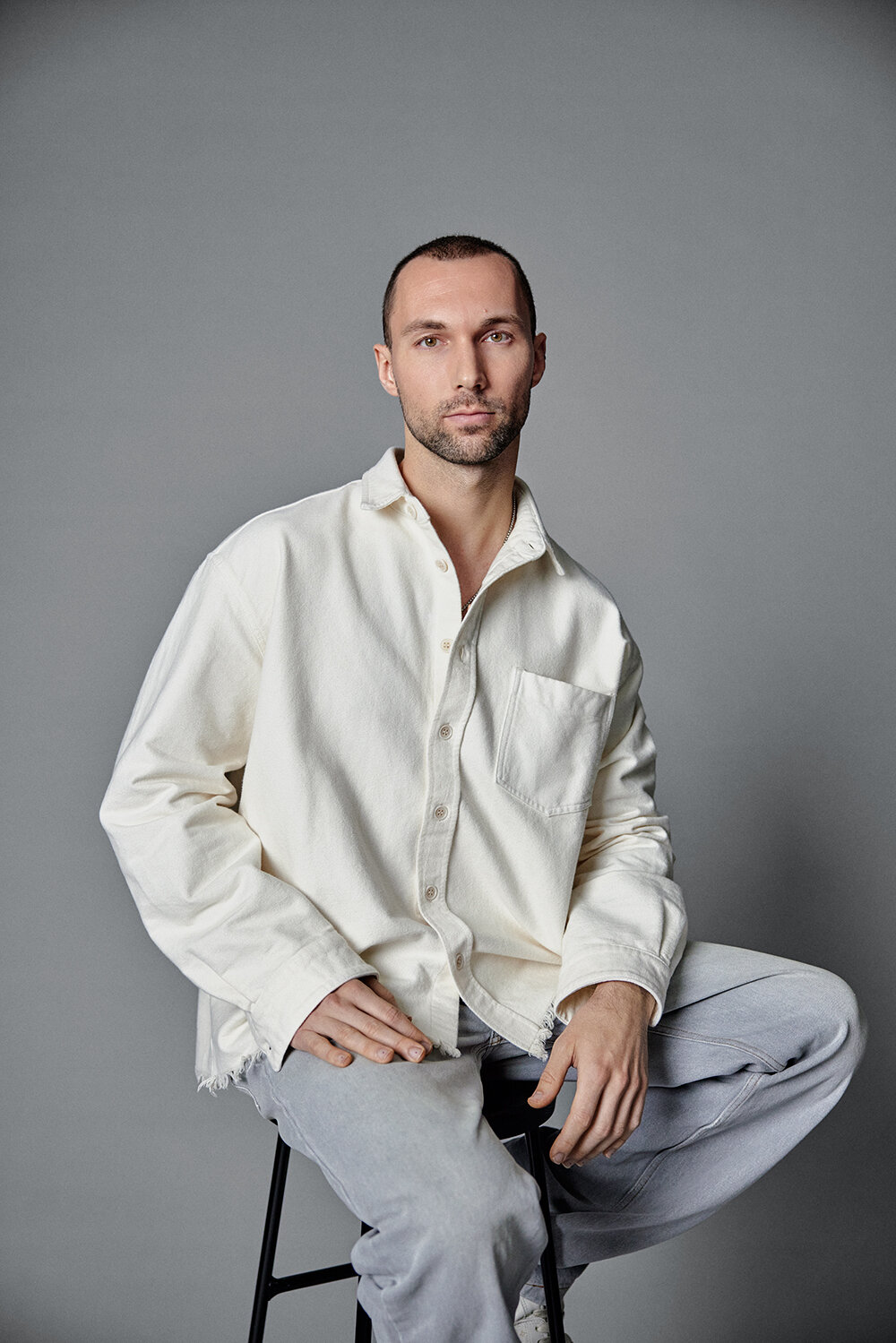 andrés reisinger exhibe esculturas y videos de ensueño en color rosa en el museo moco de ámsterdam